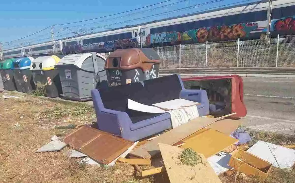 Mobles, sofàs i tota mena de residus, en un carrer de Sant Salvador.