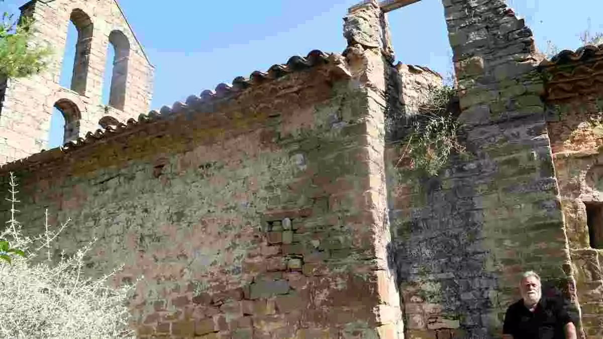 Pla general de l'ermita de Sant Pere de Vallhonesta, a Sant Vicenç de Castellet, amb Joan Casajoana, que n'assegura ser el legítim propietari.