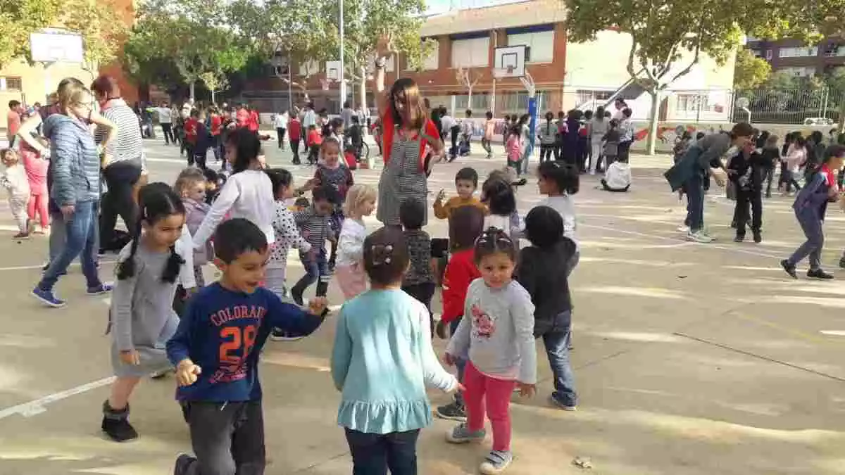 Nens i nenes de l'Escola Marinada de Cambrils celebrant un acte al patí del col·legi