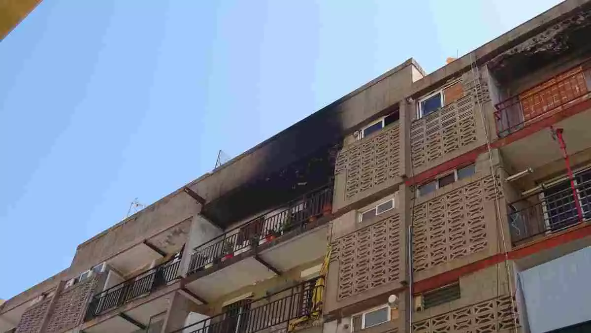 Imatge de l'edifici incendiat al Vendrell.