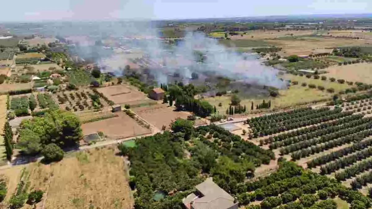 Vista aèria de l'incendi que crema al terme municipal de Monbrió del Camp