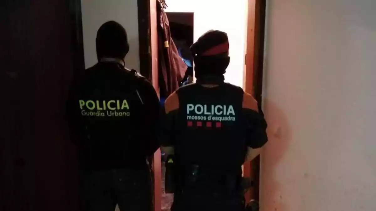 Un agent de la Guàrdia Urbana de Tarragona i un dels Mossos d'Esquadra en un operatiu contra el narcotràfic