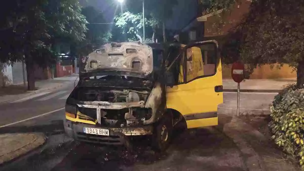 Una furgoneta cremada al carrer de Bertran de Castellet a Reus