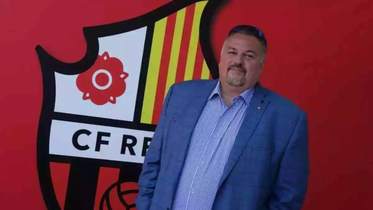 Clifton Onolfo davant l'escut del CF Reus