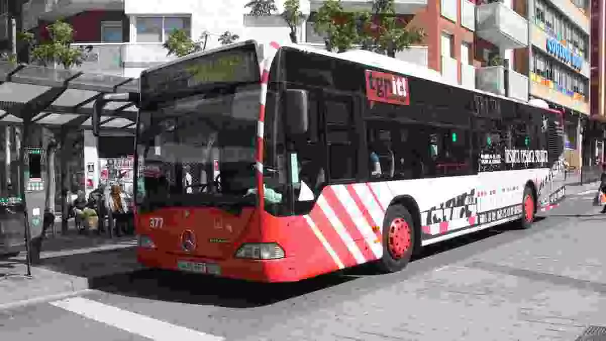 Pla mitjà d'un autobús de l'EMT de Tarragona, aturat a la parada del carrer Colom. Foto del 15 de maig del 2019