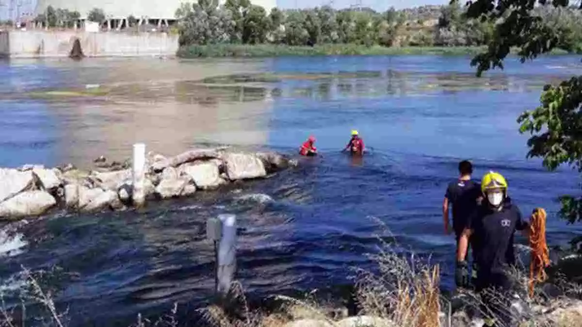 Els Bombers treballant en un rescat d'uns piragüistes al riu Ebre a Ascó