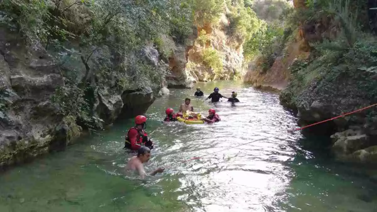 El GRAE i l'ERI rescaten un menor en un riu a la Sènia