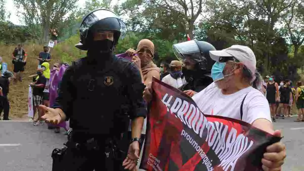 Un agent policial i un manifestant, encarant-se, en un moment de tensió