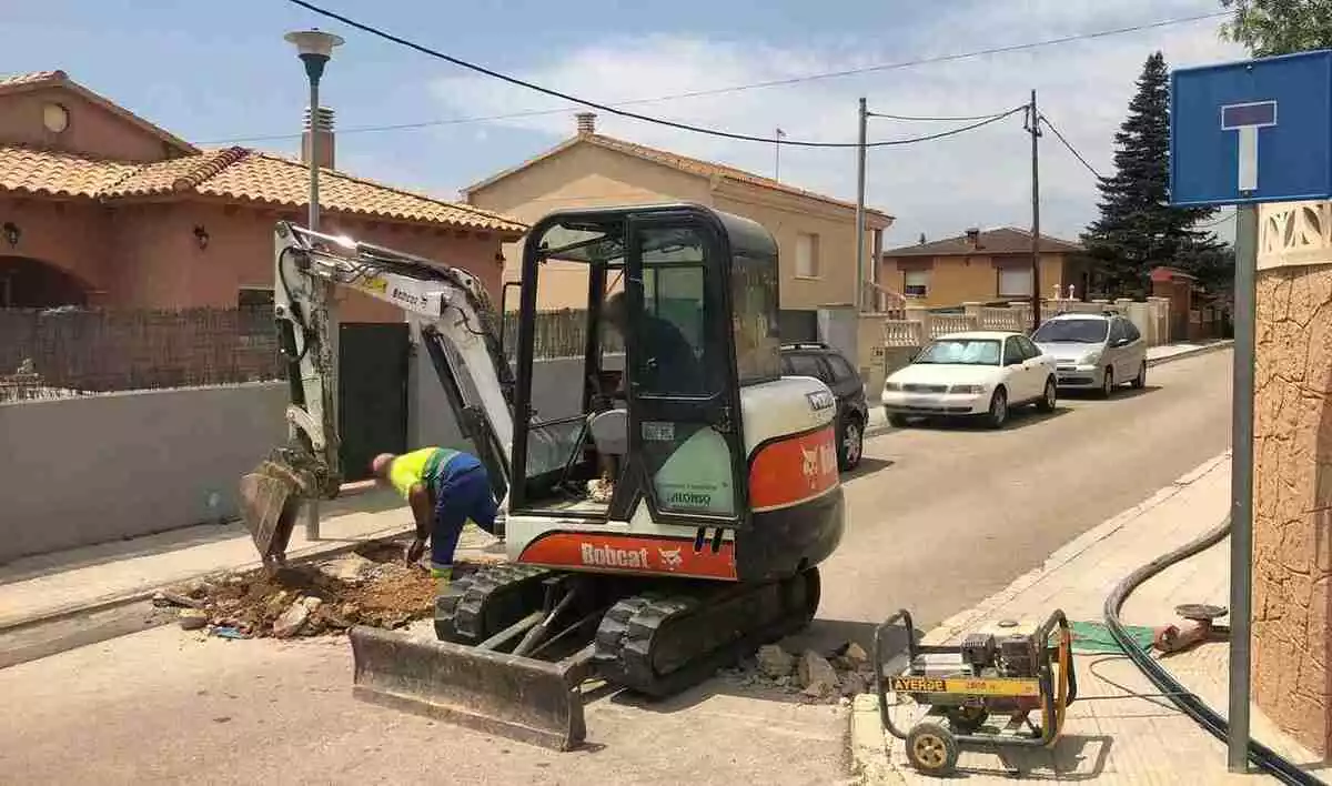 una màquina treballant a la xarxa d'aigua del Papagai.