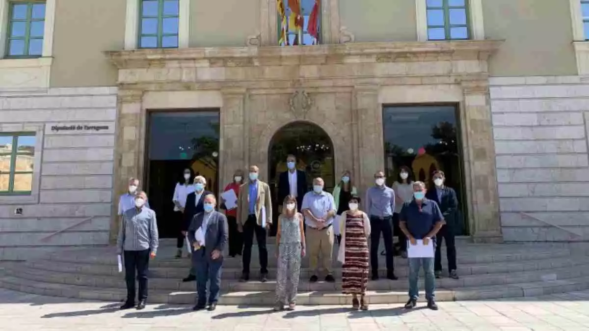 Acte de signatura de la Diputació de Tarragona i els deu consells comarcals del conveni per a la prestació de serveis als municipis en el període 2020-2023