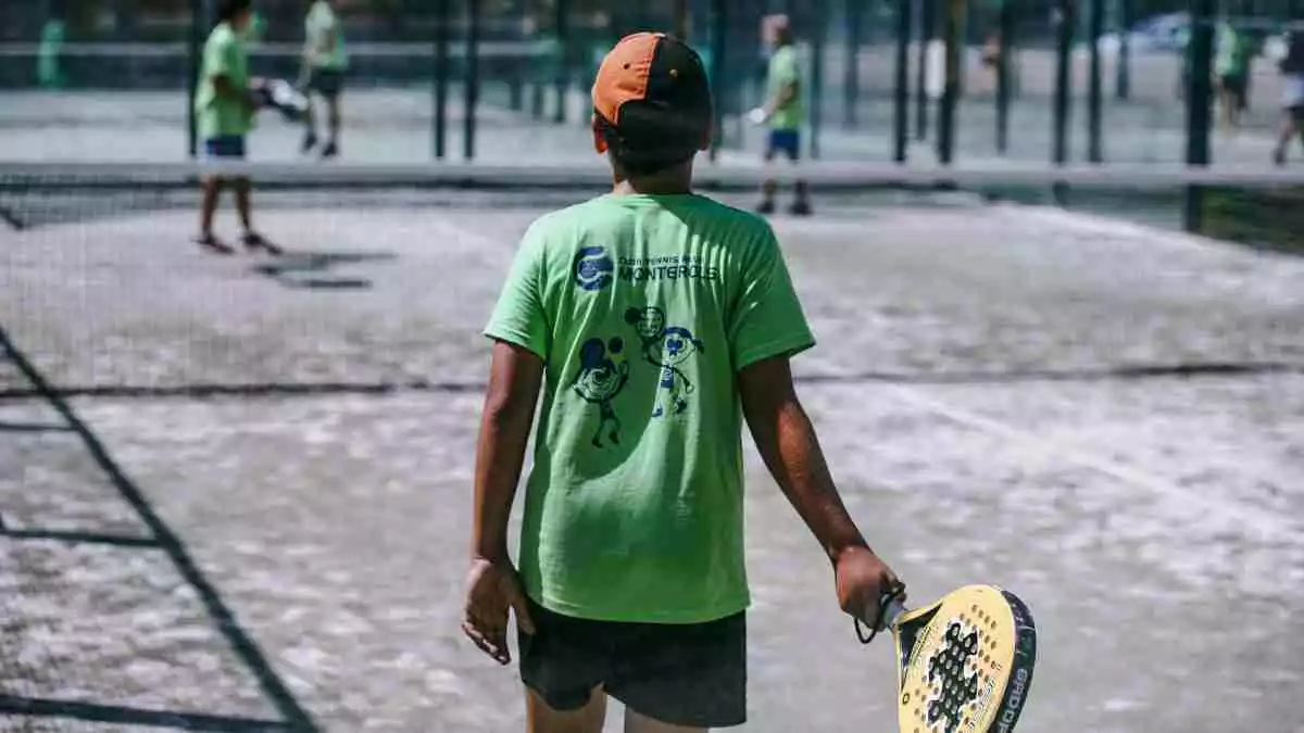 Imatge d'un nen jugant a tennis al Club Tennis Reus Monterols