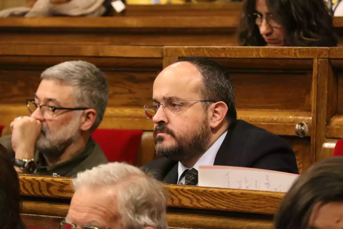 Carles Riera, de la CUP, a l'esquerra de la imatge, i Alejandro Fernández, al Parlament de Catalunya