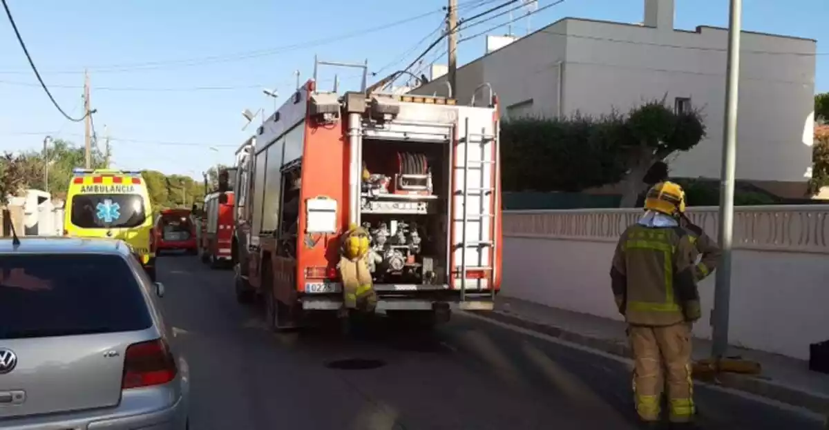 Bombers treballant en un incendi a Torredembarra.