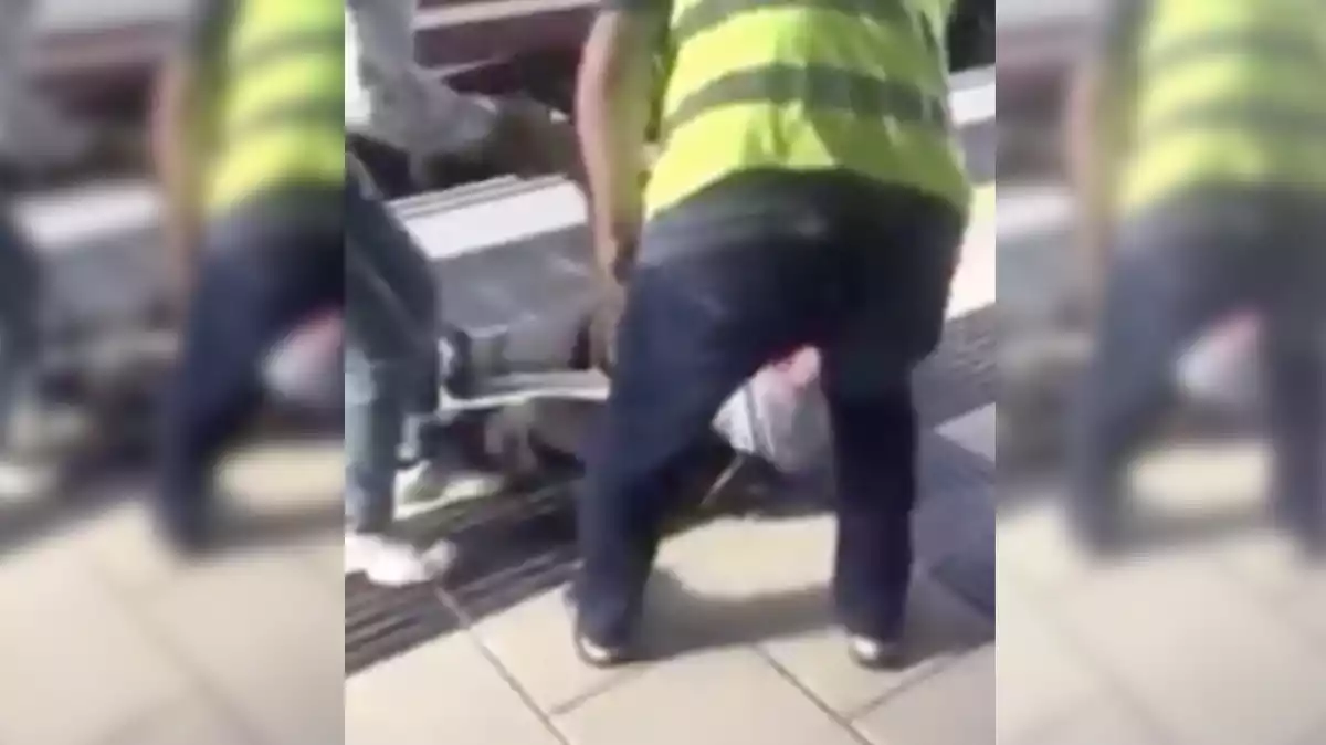 Captura del vídeo de l'agressió a un revisor a l'estació de Cambrils