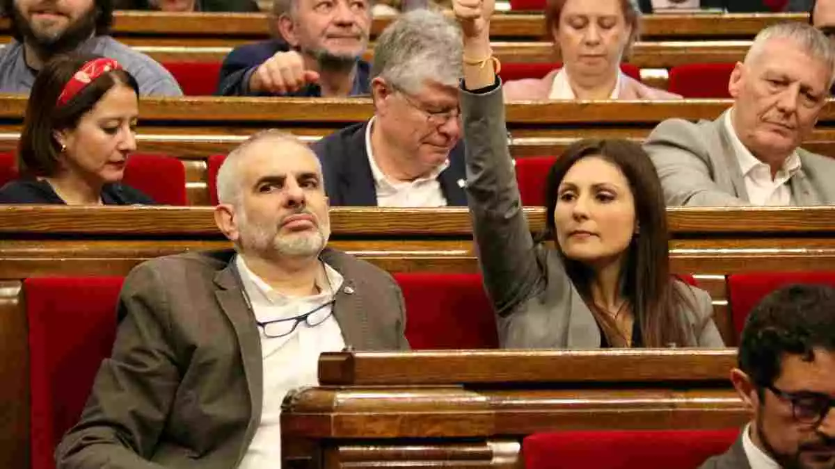 Pla mitjà de Carlos Carrizosa i Lorena Roldán amb el dit amunt en el ple del Parlament