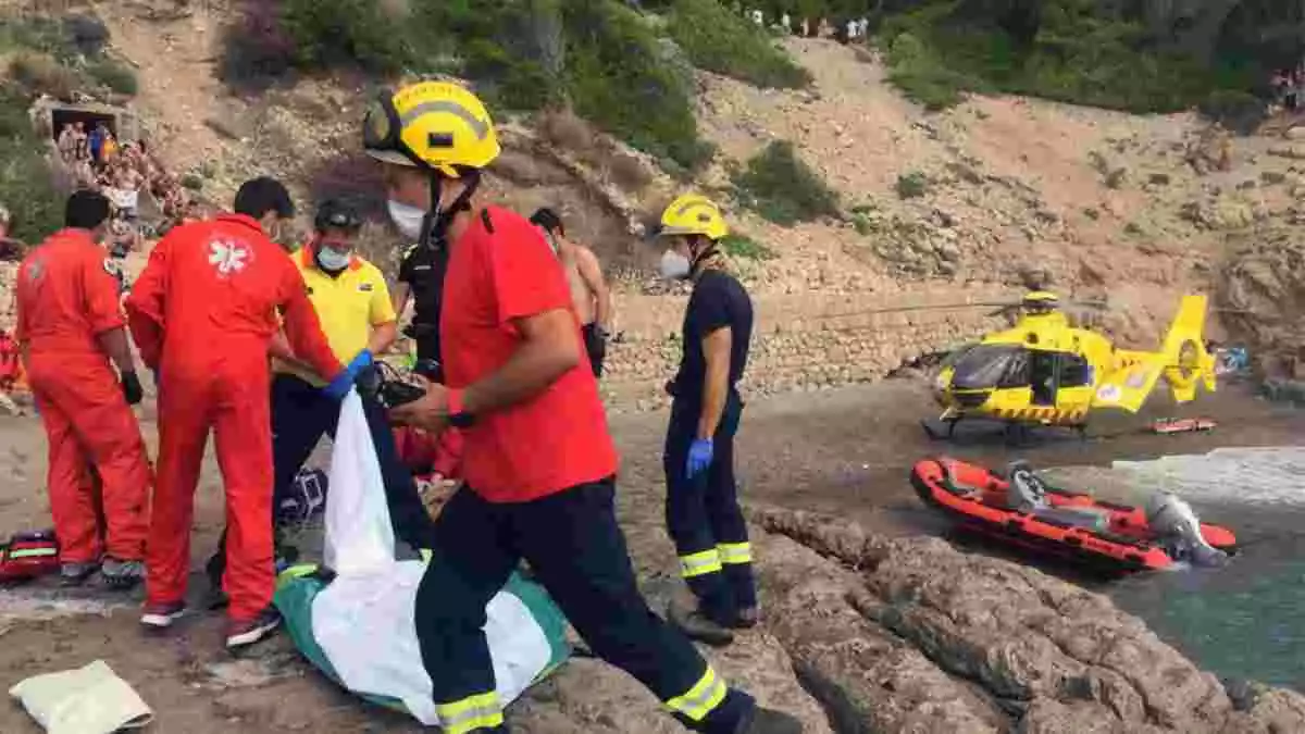 Imatge del SEM i dels Bombers, en un rescat