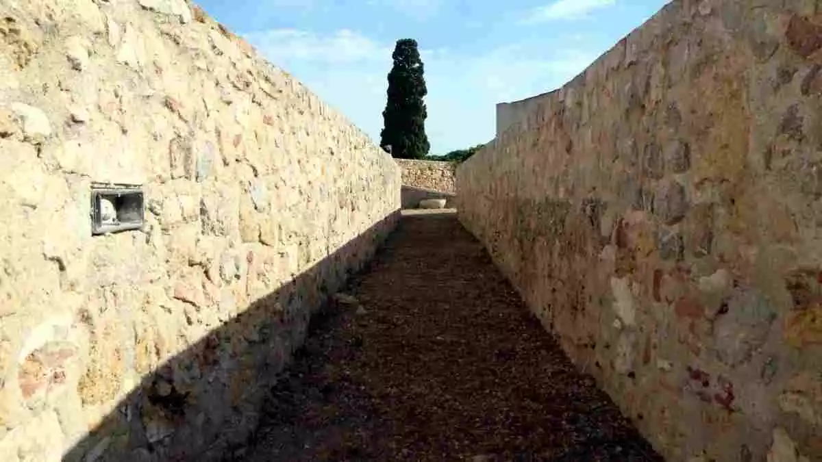 Pla tancat d'un tram del pas de ronda de la muralla de Tarragona a l'altura de la Baixada del Roser