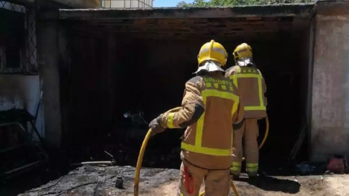 Els Bombers treballant en un incendi a una casa de Cambrils