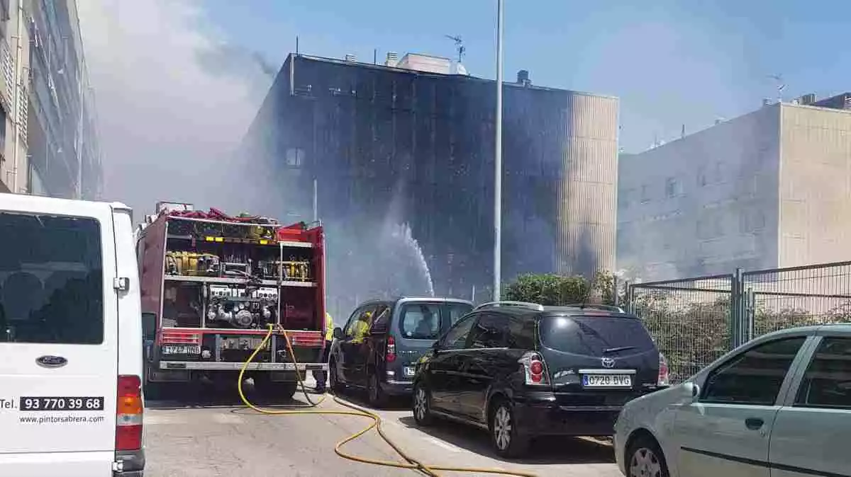 Els Bombers actuan en un incendi al carrer Indústria del Vendrell