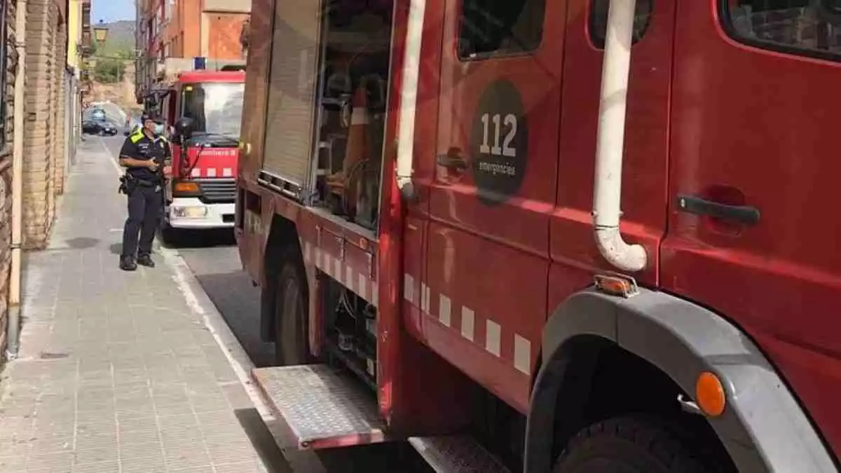 Els Bombers i la Policia Local del Vendrell treballan en un incendi al carrer Estela