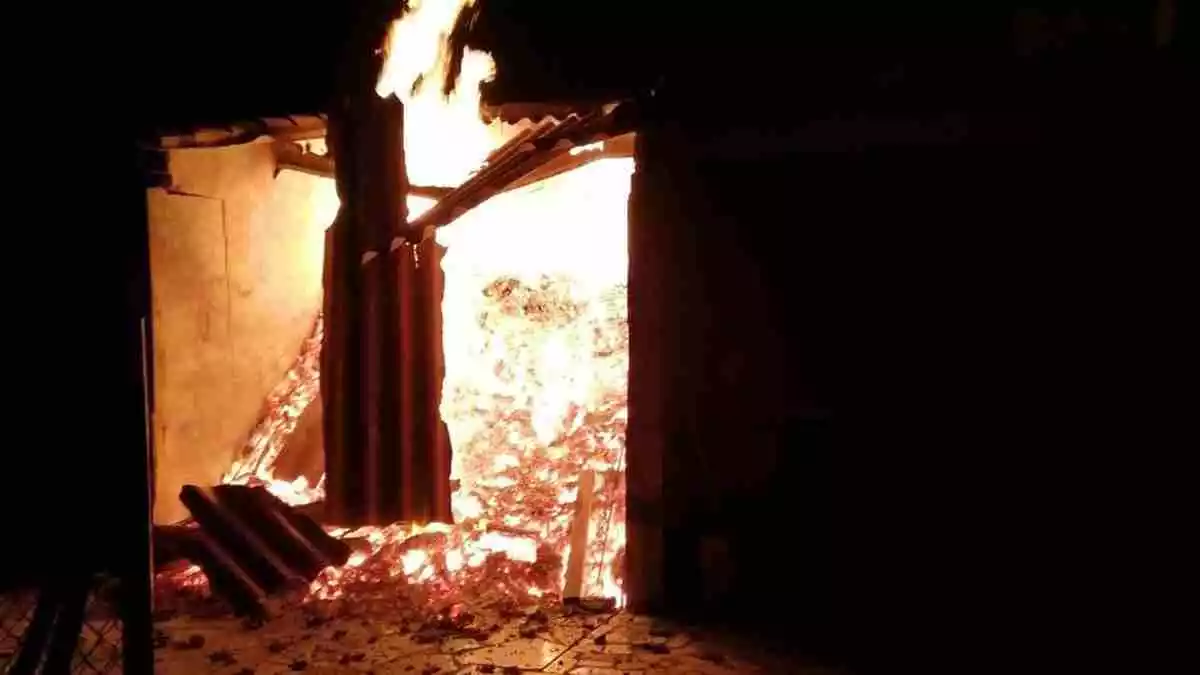 Imatge de l'incendi del cobert d'una casa a Masdenverge, al Montsià