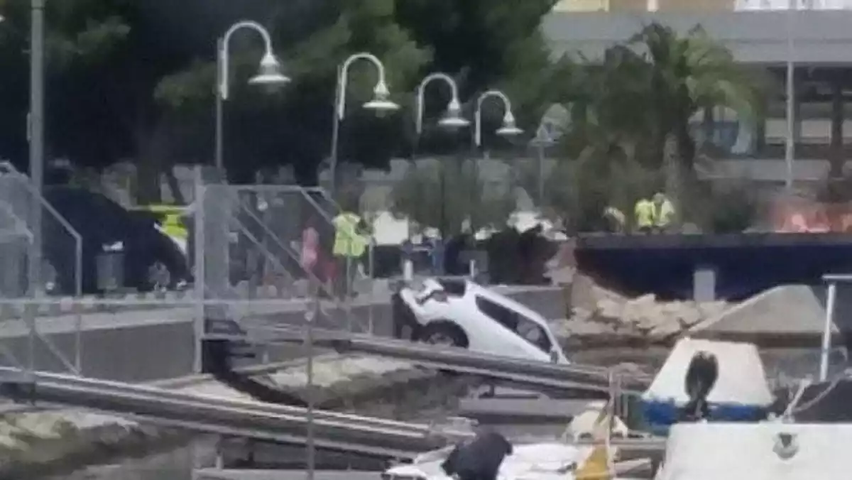 Un cotxe cau a l'interior de l'aigua al port de Sant Carles de la Ràpita