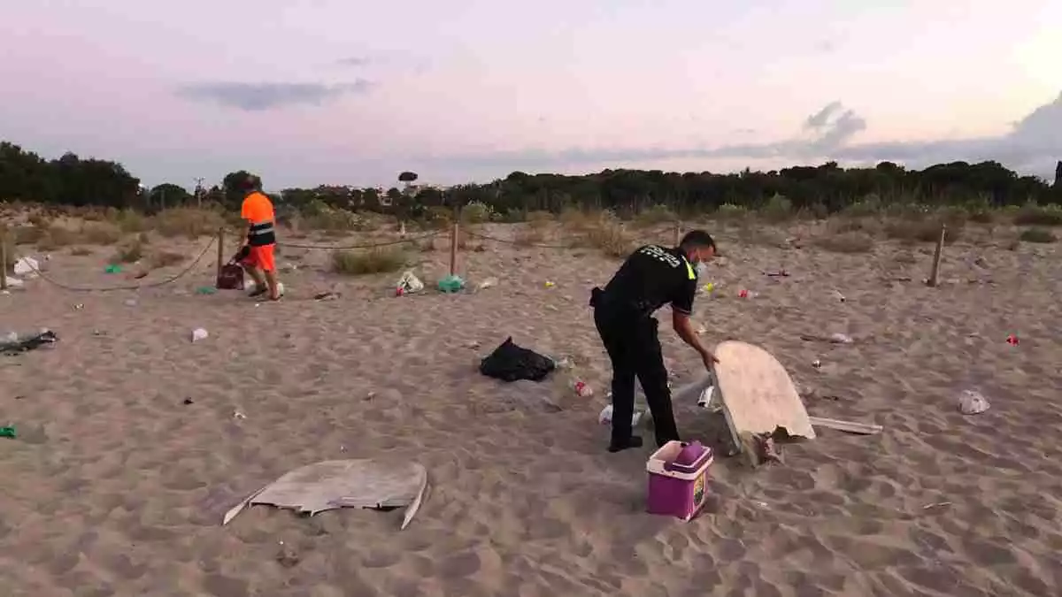 Restes d'un botellón a Torredembarra