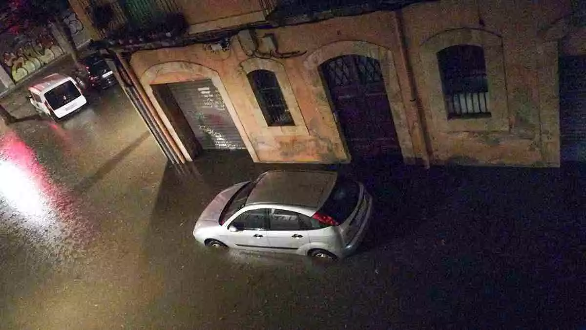 Imatge del Barri del Port inundat a causa de la intensa pluja d'aquesta nit