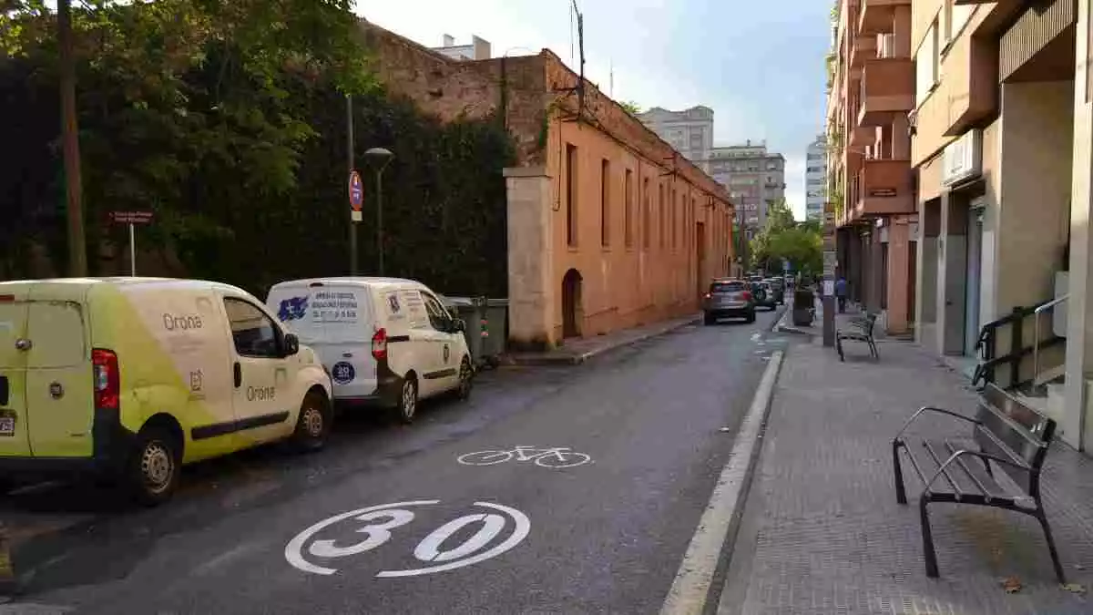 Imatge d'un carrer de reus amb carril bici