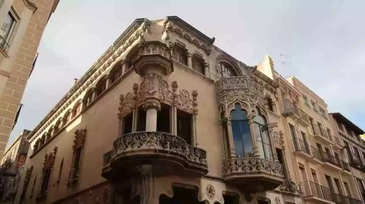 La Casa Navàs de la plaça Mercadal, abans de rebre les últimes restauracions.