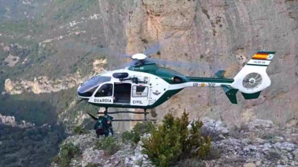 Un helicòpter de la Guàrdia Civil en un rescat de muntanya