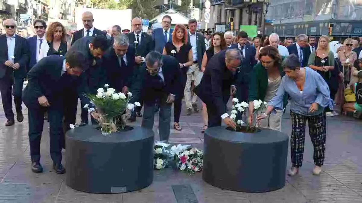 La representació institucional a la Rambla de Barcelona, a l'acte per recordar les víctimes, el 2019