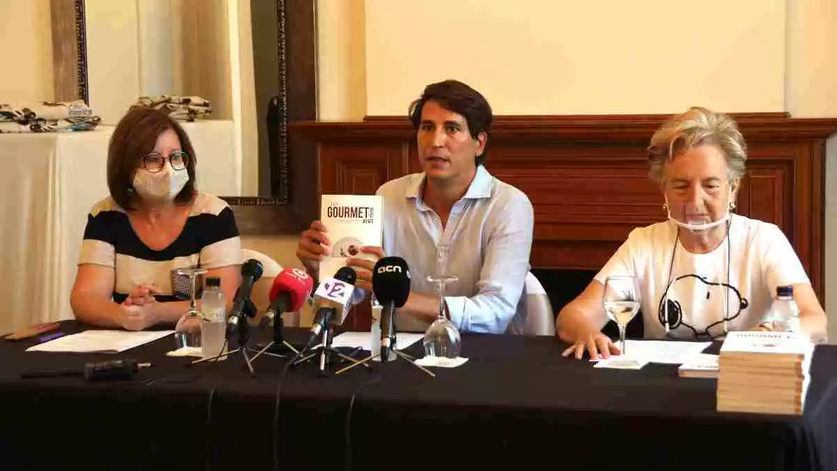 Pla mitjà del president de l'AEHT, Francesc Pintado, amb Camí Mendoza i Laura Roigé