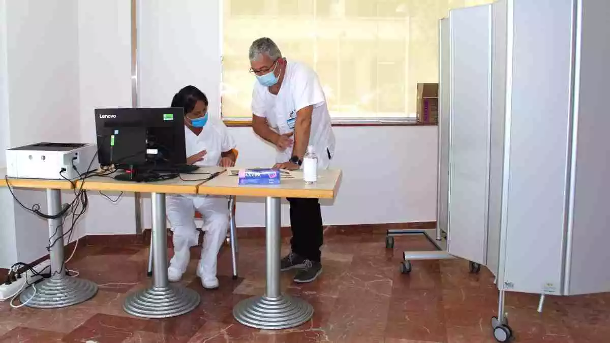 Dos membres de l'equip que fan proves PCR a l'Hotel Salut de Tarragona