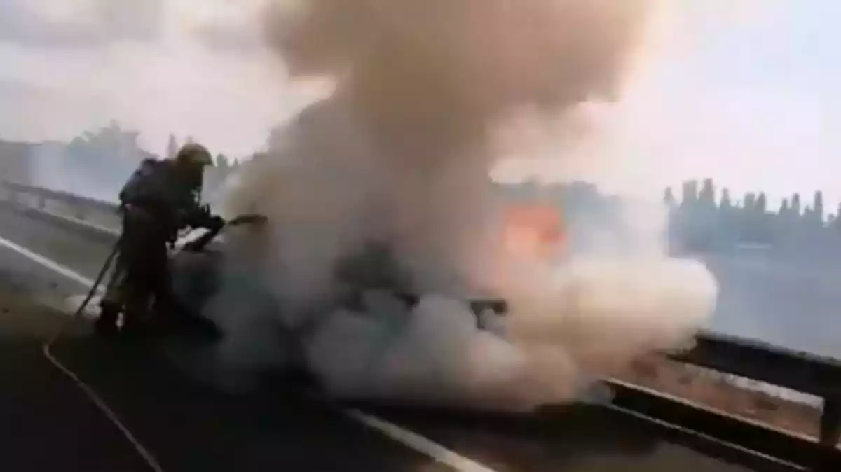 Imatge d'un incendi a l'autovia A-7, a Cambrils