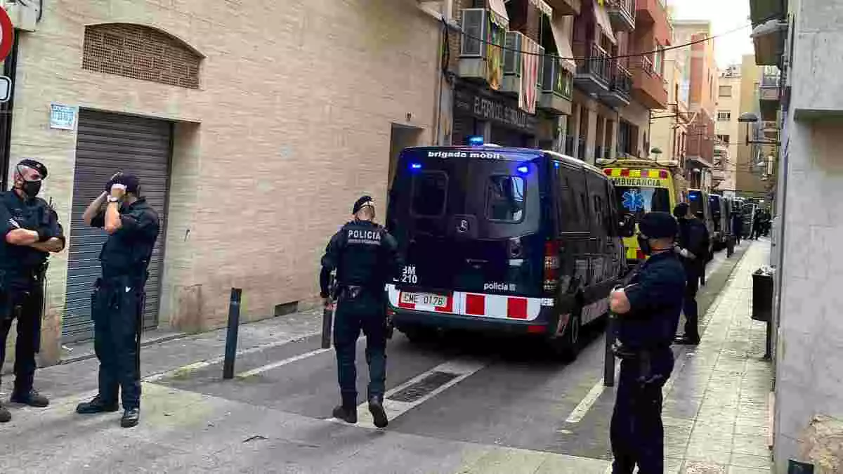 Diverses furgonetes dels ARRO, al barri del Serrallo de Tarragona