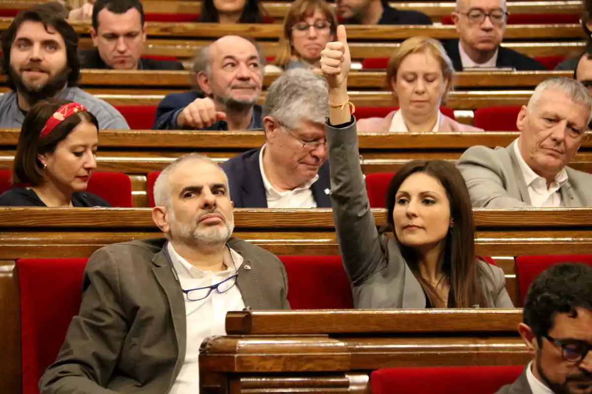 Pla mitjà de Carlos Carrizosa i Lorena Roldán amb el dit amunt en el ple del Parlament