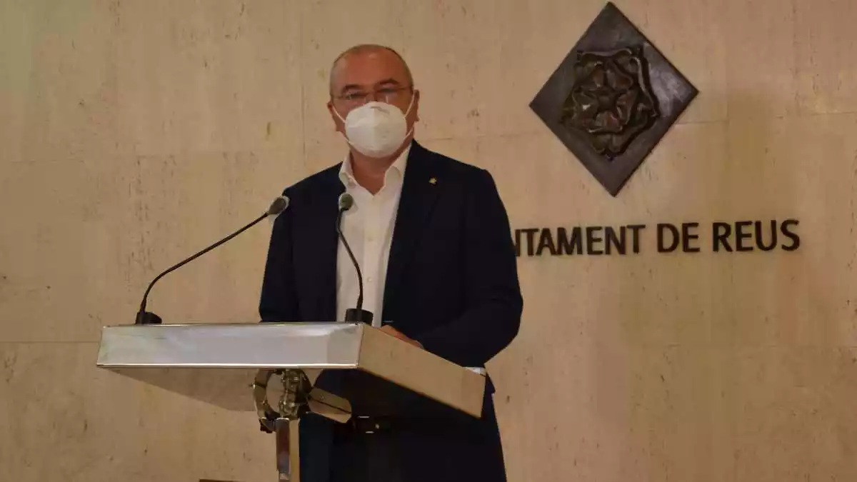 Pla obert de l'alcalde de Reus, Carles Pellicer, en roda de premsa a l'Ajuntament