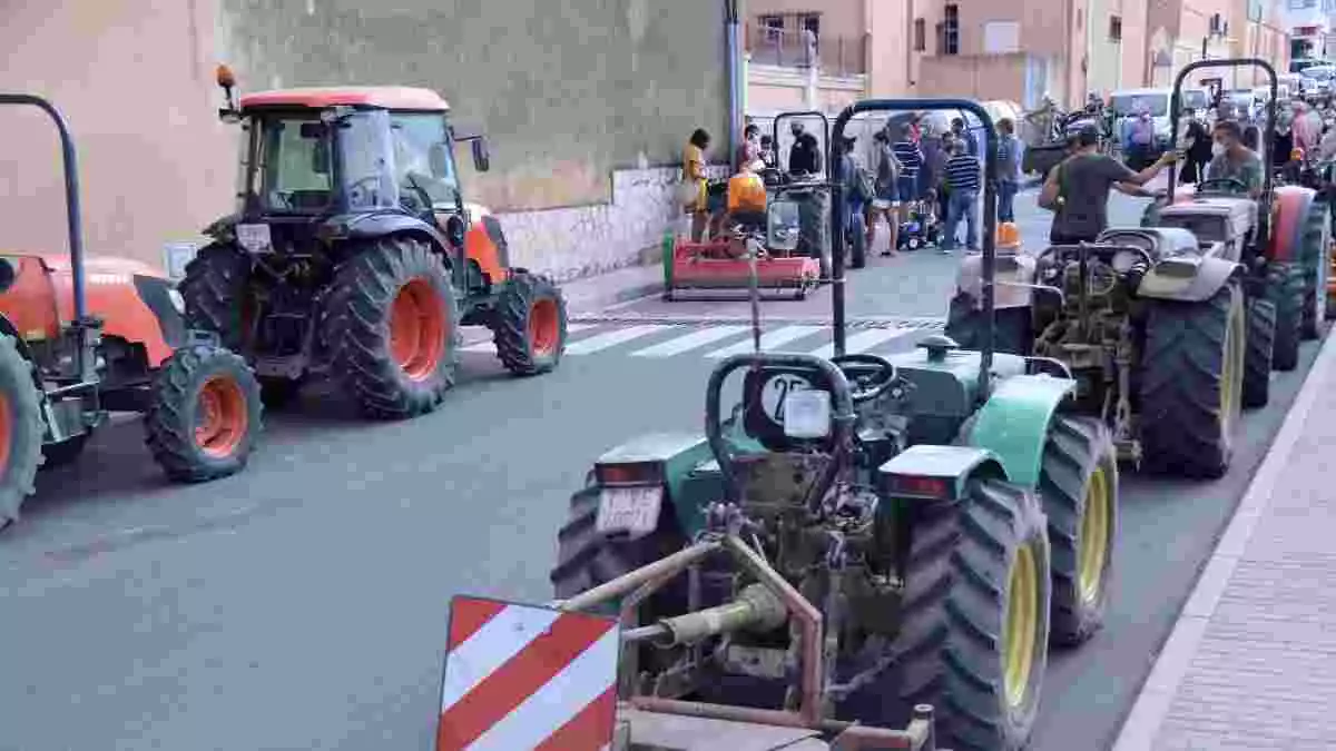 Pla general de la concentració de tractors a l'exterior de les antigues escoles, al Perelló