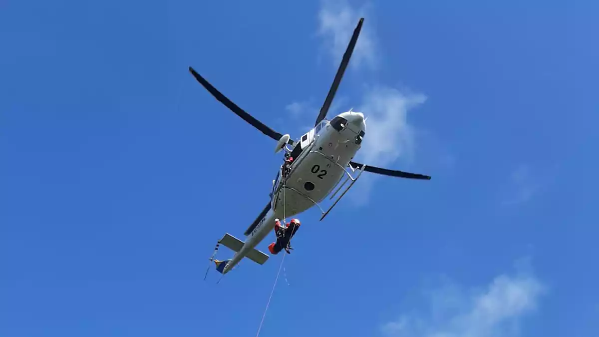 Image d'arxiu d'un helicòpter dels Bombers duent a terme un rescat de muntanya