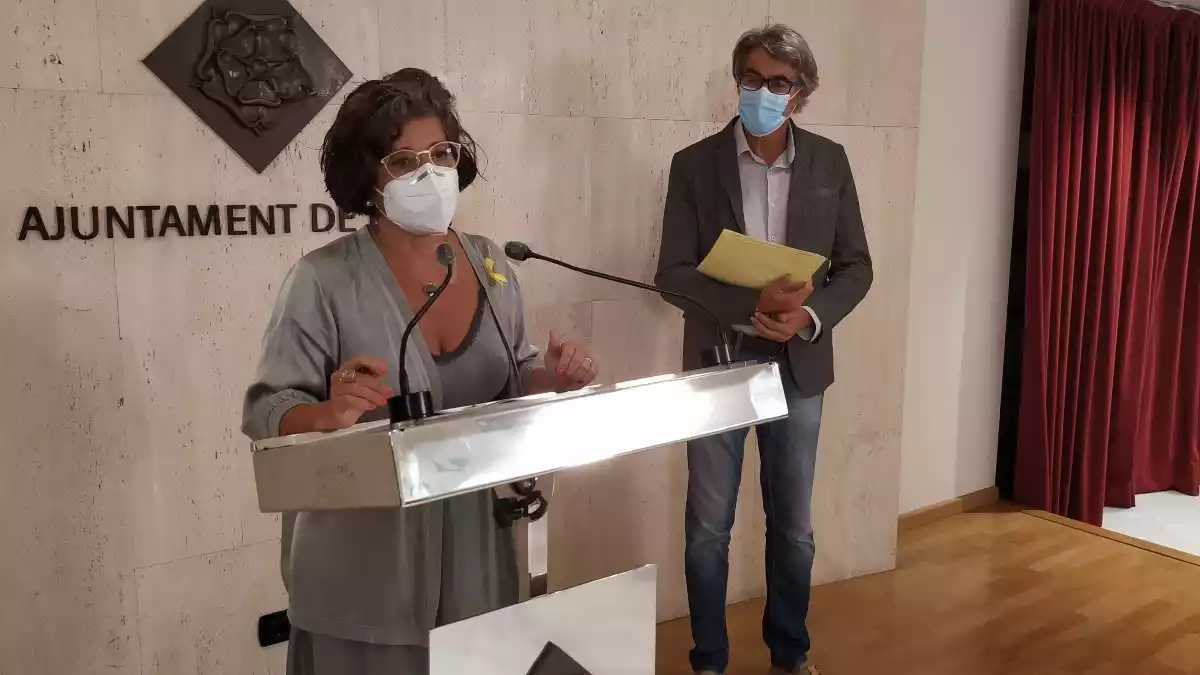 Montserrat Vilella i Conrad Cases a la sala de premsa de l'Ajuntament de Reus
