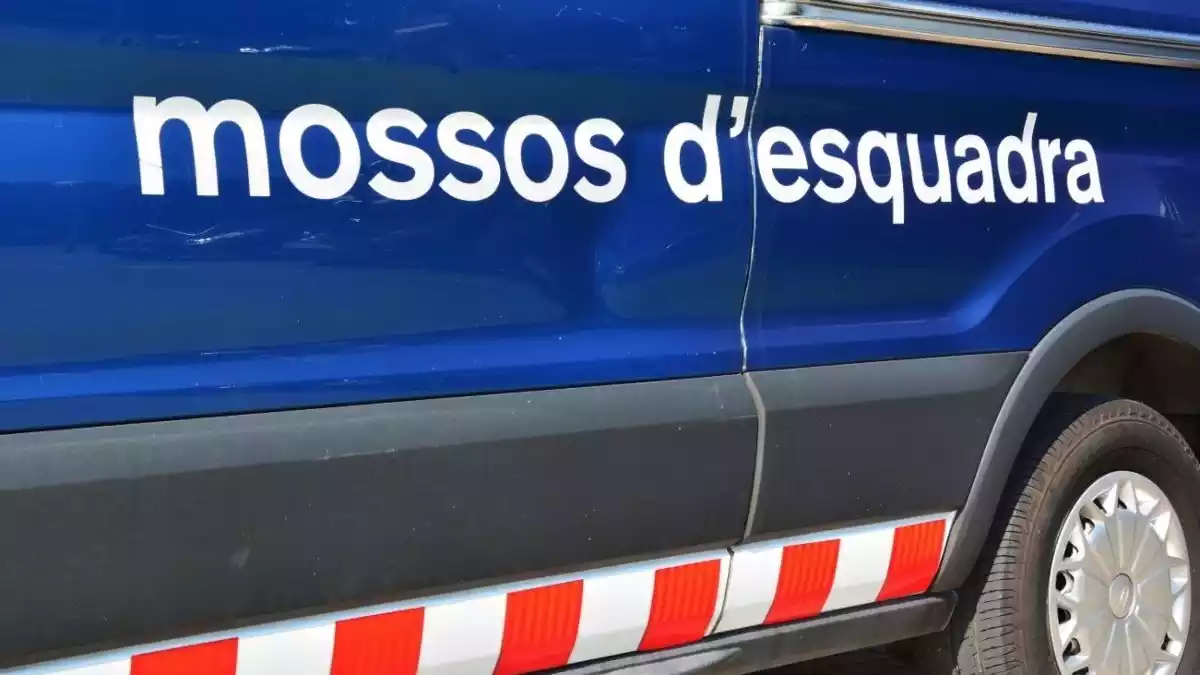 Un vehicle dels Mossos d'Esquadra amb el nom del cos de policia escrit