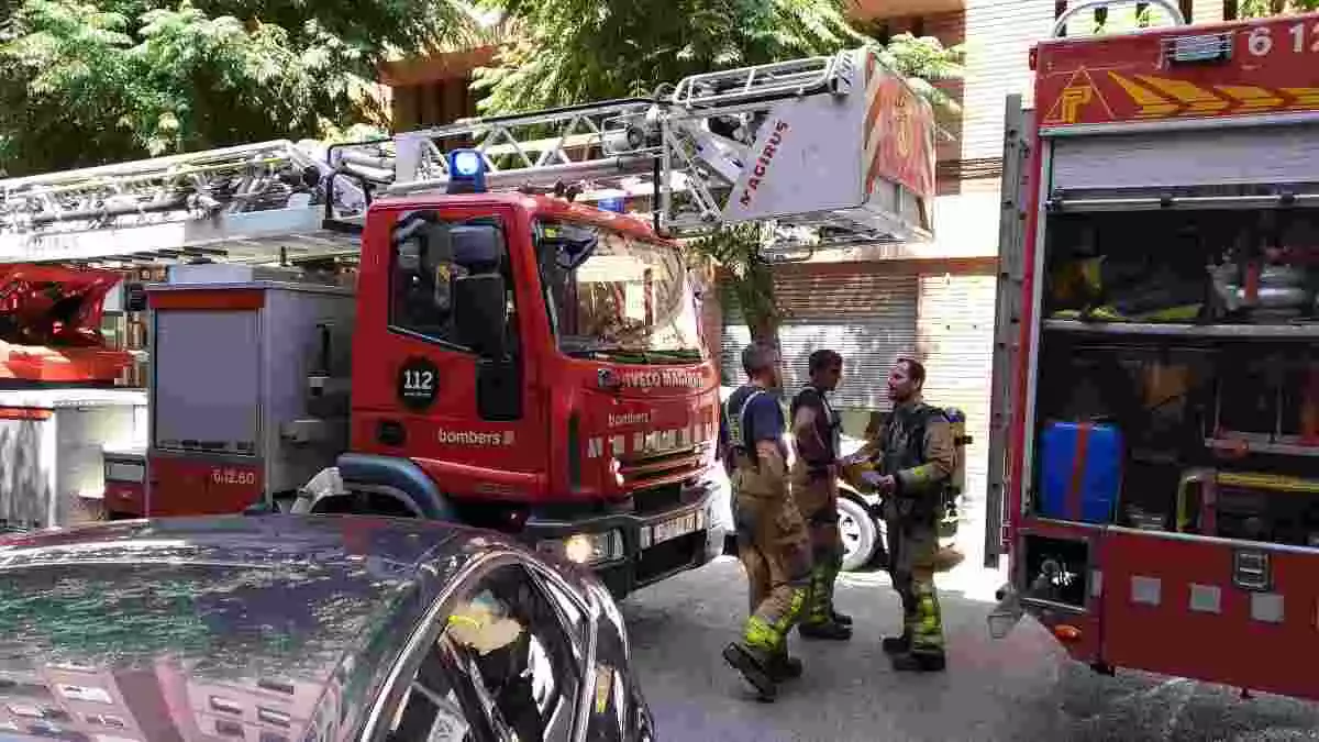 Els Bombers treballant en un incendi al carrer dels Caputxins de Tarragona