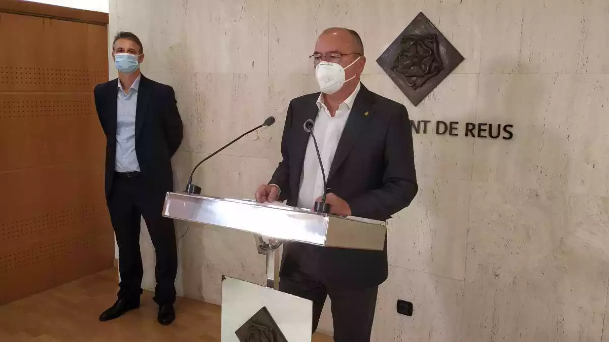 Albert Boronat i Carles Pellicer dempeus al faristol de la sala de premsa de l'Ajuntament de Reus