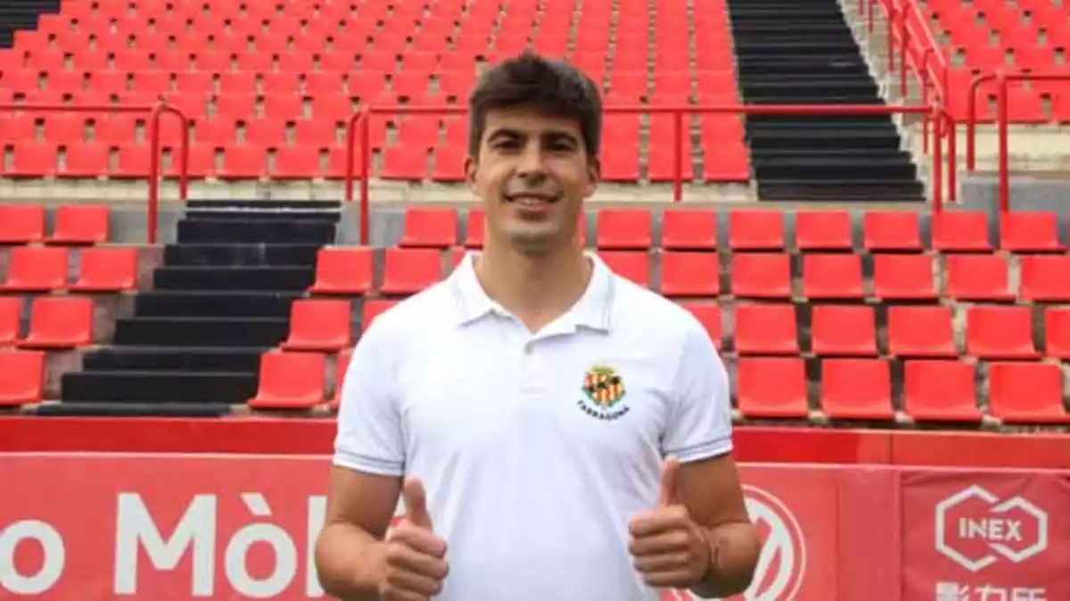 Álex Quintanilla posa amb l'escut del Nàstic