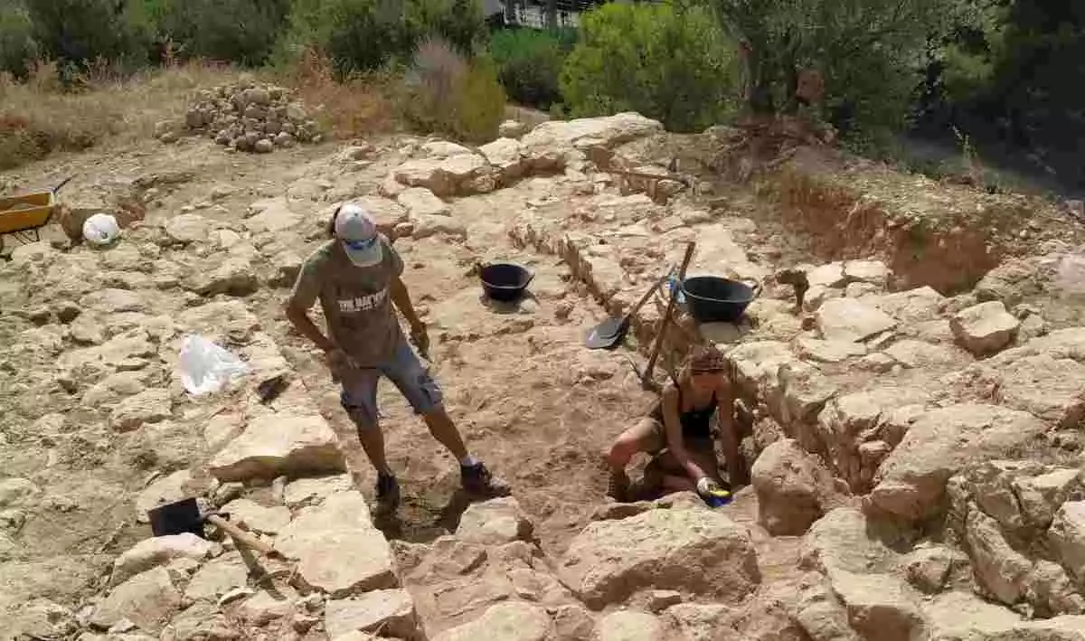 Arqueòlegs treballant al poblat ibèric de l'Assut de Tivenys.