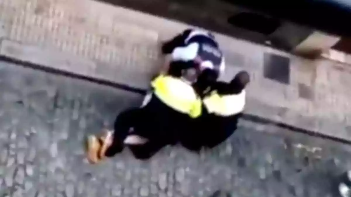 Captura del vídeo del moment de la detenció de l'home al carrer Alt del Carme de Reus