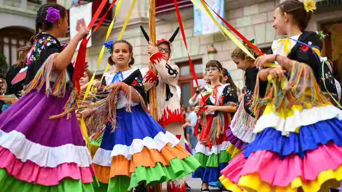 El Ball de Gitanes petit de Reus ballant davant de l'Ajuntament