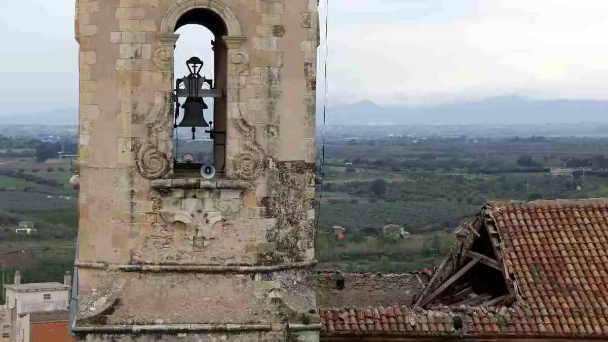 El campanar i la part de sostre esfondrat a l'església de Sant Feliu Màrtir de Constantí