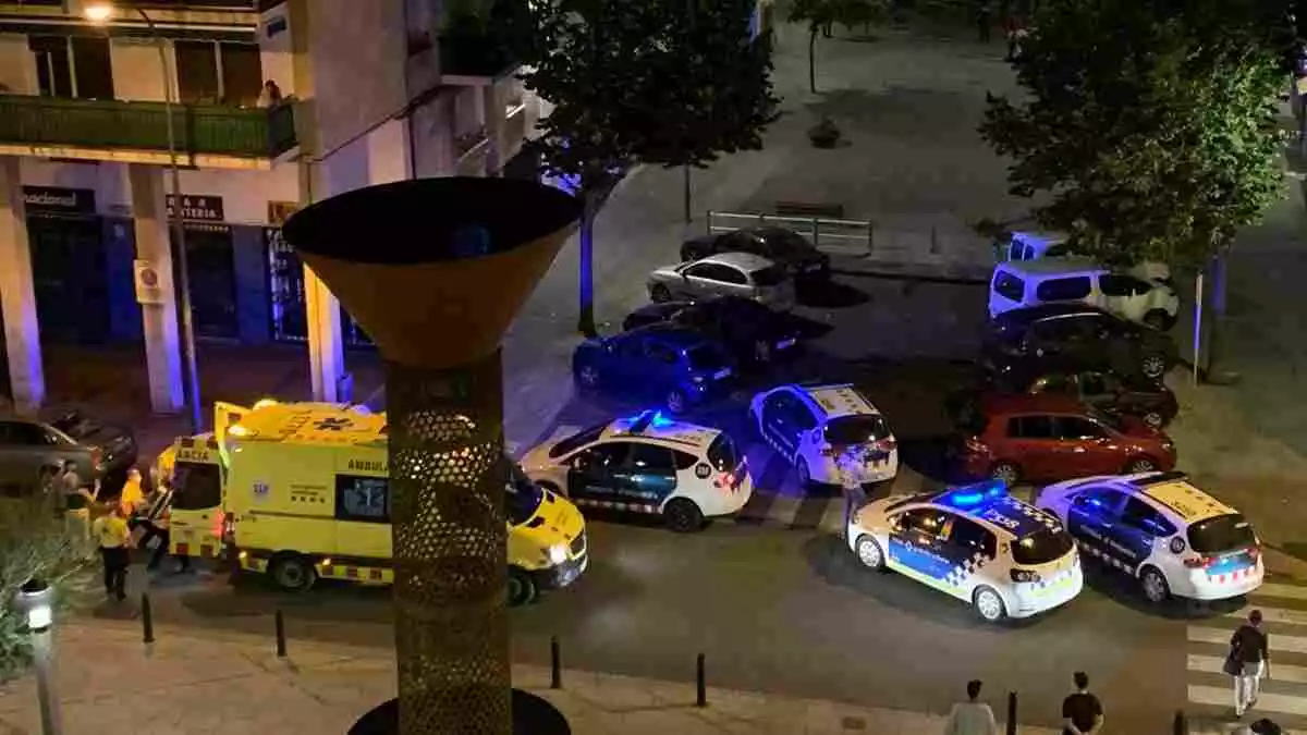 El SEM, la Guàrdia Urbana de Reus i els Mossos d'Esquadra en un incident a la plaça Conde de Reus
